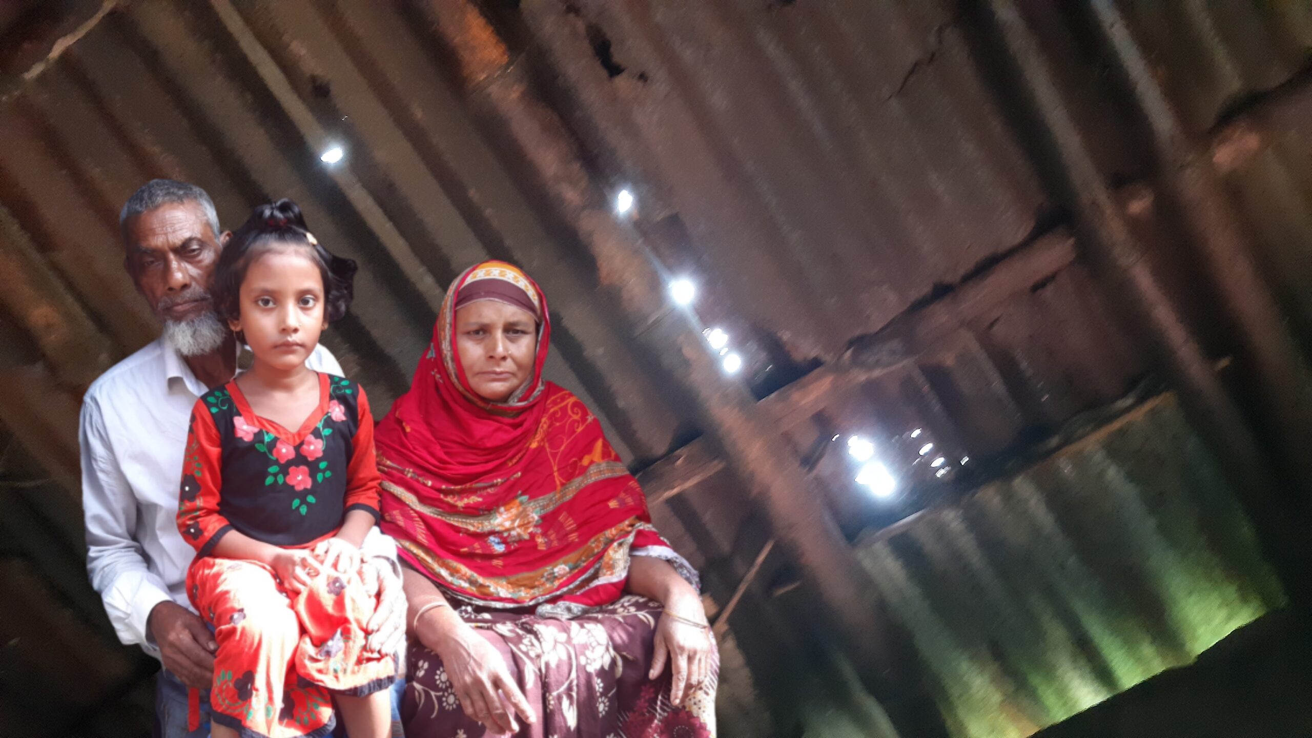 ঘরের চালা দিয়ে বৃষ্টির পানিতে ভেসে যায় খাট, শিশু সন্তান নিয়ে কাটছে দুর্বিষহ জীবন